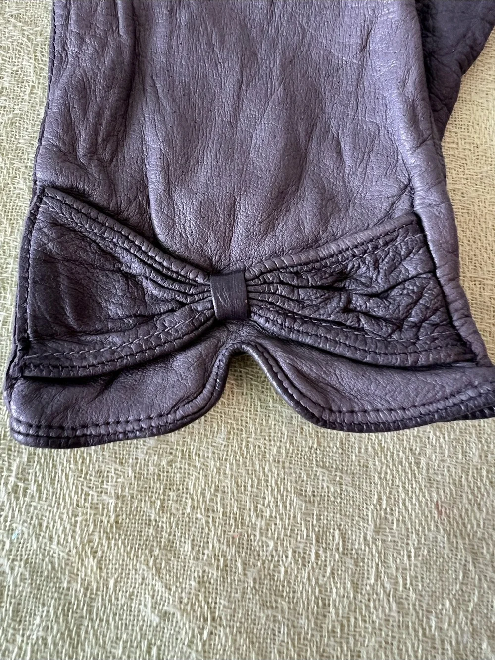 Vintage Italian gray Leather Bow-Accent Gloves. Size 6.5